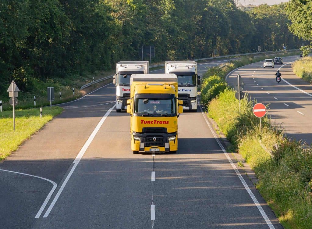 Gelber Tunc Trans Sattelzug seitlich auf der Straße