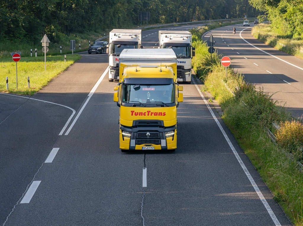 Gelber Tunc Trans LKW unterwegs auf einer Landstraße