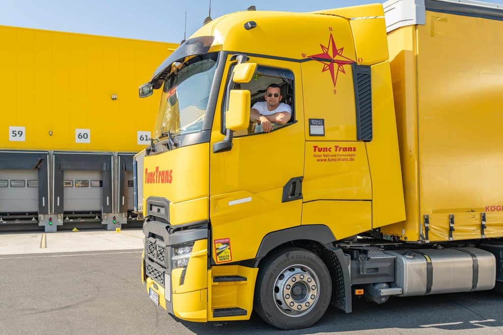 Gelber Tunc Trans LKW in Seitenansicht